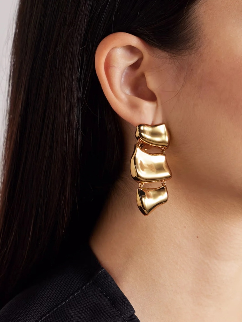 Oscar De La Renta Sculpted Metal Drop Clip On Post Earrings in Gold